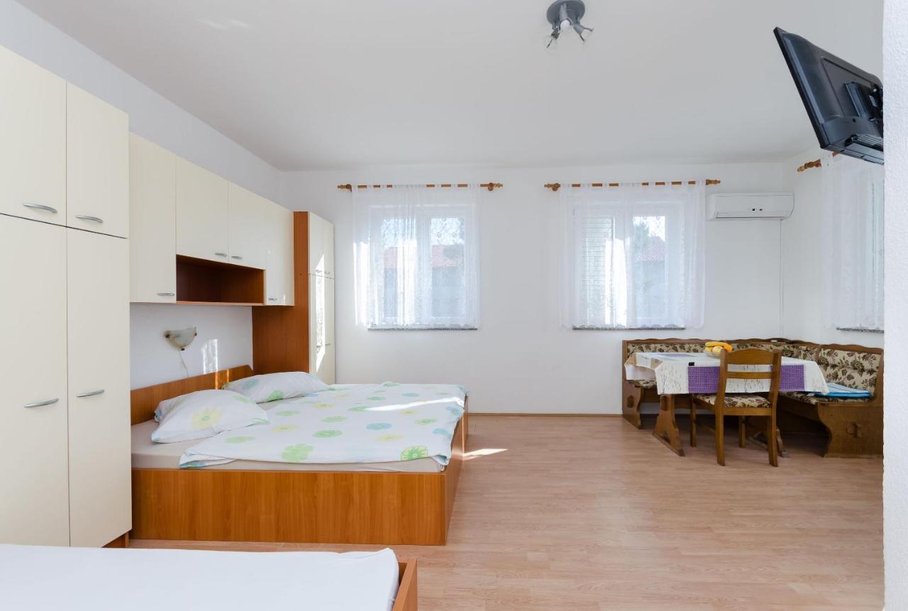 Apartments Anica J Лопар Экстерьер фото
