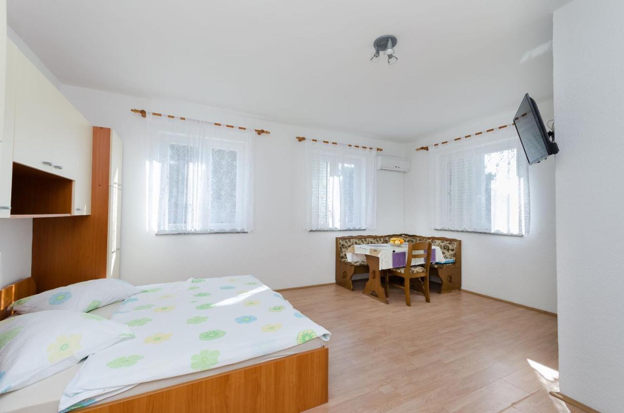 Apartments Anica J Лопар Экстерьер фото